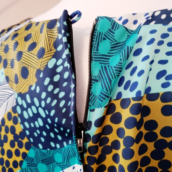 ⚡FREE WITH purchase ⚡ABSTRACT PRINT POCKETED SHIFT MID LENGTH DRESS - Picture 7 of 13